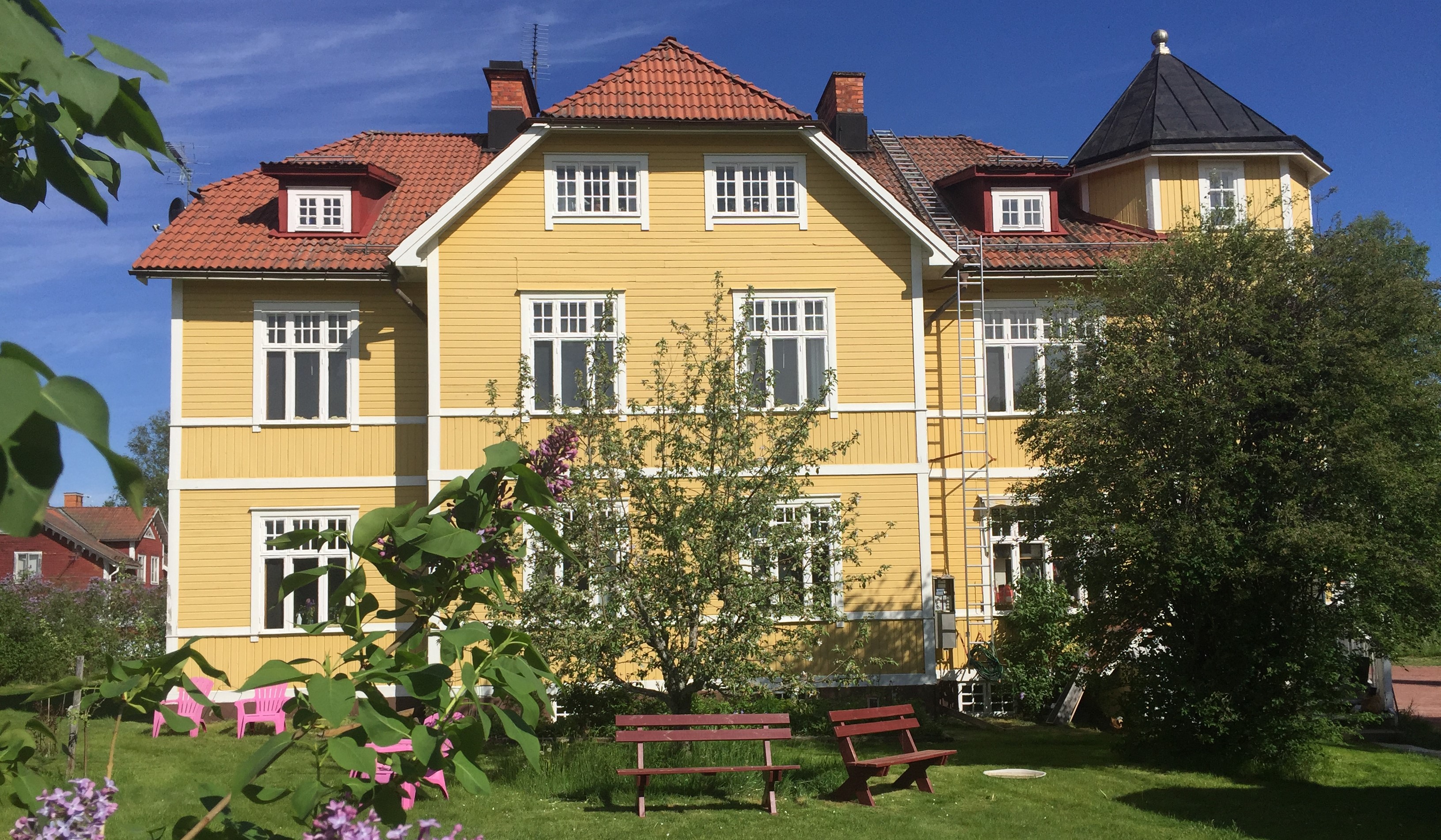 Det gula huset där Vandrarhemmet STF Älvdalen Tre Björnar ligger.